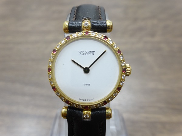 ヴァンクリーフ&アーペルのk18 ダイヤ×ルビーベゼル クオーツ時計 社外ベルトの買取実績です。