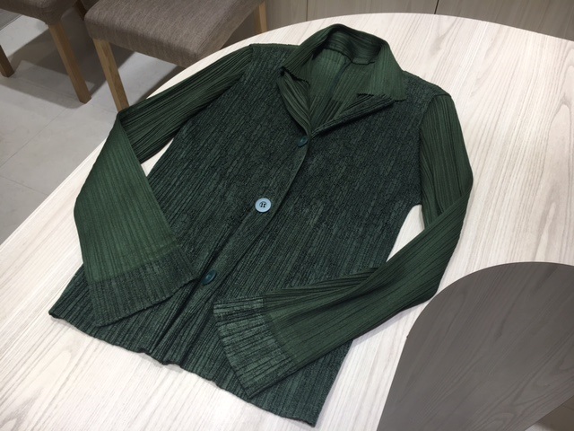 イッセイミヤケ　プリーツプリーズのグリーン　2013年製　シャツジャケットの買取実績です。