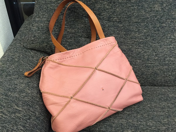 エンリーベグリンのピンク　オミノ刺繍入り　レザーハンドバッグの買取実績です。