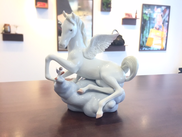 リヤドロ 小鳥と遊ぶペガサス