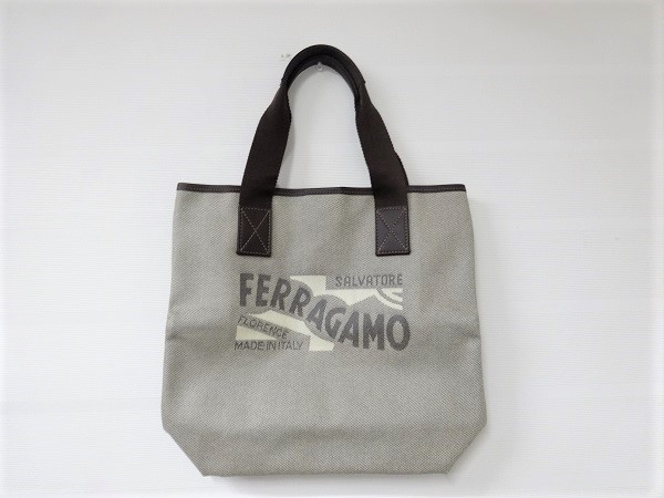 フェラガモのベージュ　PVC　ロゴトートバッグの買取実績です。