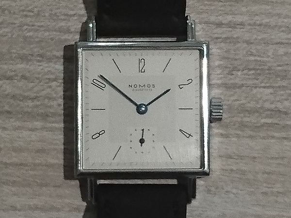 ノモスのTT1A1W1 テトラ 手巻き腕時計を買取致しました。新宿伊勢丹