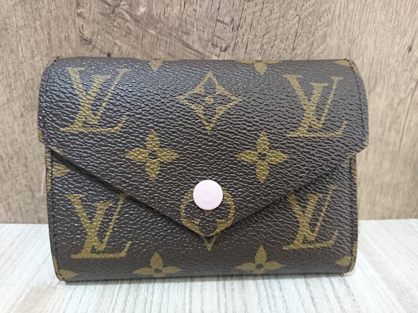 ルイヴィトンのブランド財布の18年製 ポルトフォイユヴィクトリーヌの買取実績です 18年6月2日公開の情報です エコスタイル