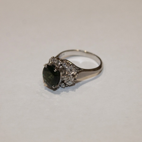 ペリドットの指輪を高く売るならエコスタイルがオススメです。