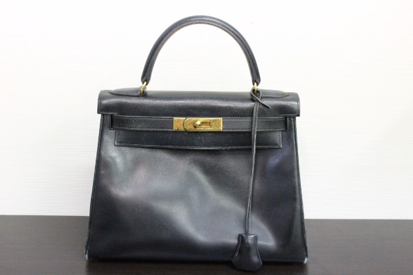 エルメスのケリー28　黒　ボックスカーフ　G金具　内縫い　1999年製　ハンドバッグの買取実績です。